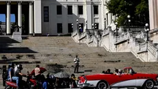 Sinh viên biểu tình trước Đại học Havana phản đối việc gián đoạn lớp học do thiếu điện và Internet tại Cuba. Ảnh: Reuters.