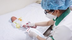 Khuyến khích sàng lọc trước sinh và sơ sinh.