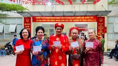 Người cao tuổi phường Láng gương mẫu đi bầu cử sớm.