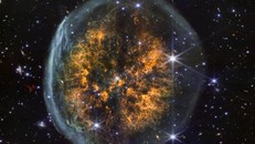 Tinh vân có ngoại hình độc đáo trông như một bộ não nằm gọn trong một hộp sọ.