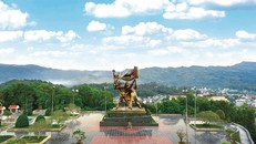 Tượng đài Chiến thắng Điện Biên Phủ trên Di tích Đồi D1.