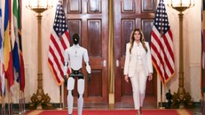 Đệ nhất phu nhân Mỹ Melania Trump và robot hình người Figure 03.