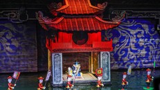 Nghệ thuật múa rối nước truyền thống được biểu diễn tại Nhà hát múa rối Việt Nam. Ảnh: Khánh Hòa/TTXVN.