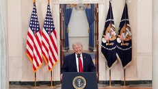 Tổng thống Mỹ Donald Trump phát biểu trước toàn quốc về chiến sự Iran từ đại sảnh ở Nhà Trắng ngày 1/4. Ảnh: Bloomberg.