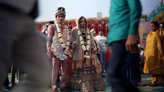 Chú rể Anamika cùng cô dâu Upadhayay.