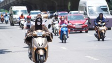 Khẩu trang, áo chống nắng là những thứ không thể thiếu của người dân khi tham gia giao thông trong những ngày nắng nóng.