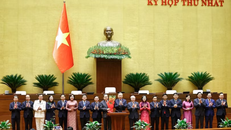 Tống Bí thư Tô Lâm thay mặt các đại biểu Quốc hội khóa XVI tặng hoa chúc mừng Chủ tịch Quốc hội Trần Thanh Mẫn, các Phó Chủ tịch Quốc hội và Ủy viên Ủy ban Thường vụ Quốc hội.