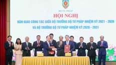 Chánh Văn phòng Trung ương Đảng Nguyễn Hải Ninh (nguyên Bộ trưởng Bộ Tư pháp nhiệm kỳ 2021-2026) và Bộ trưởng Bộ Tư pháp nhiệm kỳ 2026-2031 Hoàng Thanh Tùng ký biên bản bàn giao công tác