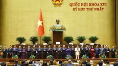 Chủ tịch Quốc hội Trần Thanh Mẫn chúc mừng Thủ tướng, Phó Thủ tướng Chính phủ, Bộ trưởng và thành viên khác của Chính phủ nhiệm kỳ 2026 - 2031. Ảnh: Dương Giang/TTXVN.