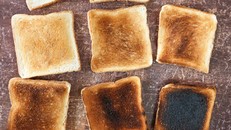 Khi nướng bánh mì, một loại axit amin gọi là asparagine tự do sẽ chuyển hóa thành acrylamide – một hợp chất độc hại có khả năng gây ung thư.