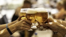 Giải mã cơ chế “vui trước buồn sau” của rượu bia