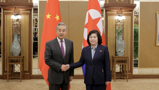 Ngoại trưởng Trung Quốc Vương Nghị (trái) bắt tay Ngoại trưởng Triều Tiên Choe Son Hui tại Nhà khách Geumsusan, Bình Nhưỡng, ngày 9/4/2026.