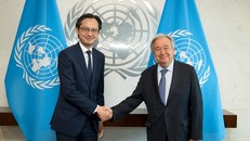 Đại sứ Đỗ Hùng Việt hội kiến Tổng thư ký Liên hợp quốc António Guterres. Ảnh: Thanh Tuấn/TTXVN.