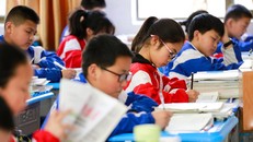 Hình mẫu nữ sinh xuất sắc giúp thu hẹp khoảng cách giáo dục