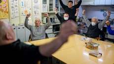 Các vận động viên cơ bắp trở thành lực lượng chăm sóc người cao tuổi mới tại Nhật Bản