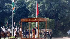 Tổng Bí thư, Chủ tịch nước Tô Lâm cùng Tổng thống Droupadi Murmu và Thủ tướng Narendra Modi trên bục danh dự, thực hiện nghi lễ chào cờ.