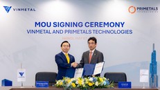 Ông Phạm Nhật Quân Anh - Tổng giám đốc Công ty VinMetal và ông Kosei Tsuji - Phó Chủ tịch điều hành Primetals Technologies ký kết thỏa thuận hợp tác.