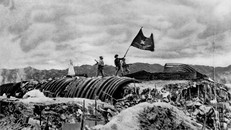Lá cờ “Quyết chiến - Quyết thắng” của Quân đội Nhân dân Việt Nam tung bay trên nóc hầm Sở chỉ huy Tập đoàn cứ điểm của quân Pháp tại Điện Biên Phủ, ngày 7/5/1954. Ảnh: Triệu Đại/TTXVN.