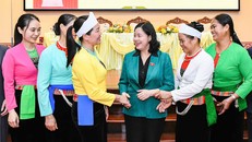 Chủ tịch Ủy ban Trung ương MTTQ Việt Nam Bùi Thị Minh Hoài cùng với cử tri tham dự hội nghị tiếp xúc cử tri.