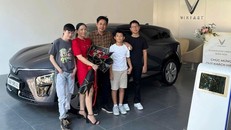 Anh Tý cùng gia đình bên chiếc VinFast VF 7.
