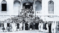 Các đại biểu dự Kỳ họp thứ nhất, Quốc hội khóa I tại Nhà hát Lớn Hà Nội. Ảnh: Tư liệu TTXVN.