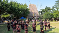 Các đồng bào dân tộc đem đến nhiều văn hoá độc đáo tại Làng Văn hóa - Du lịch các dân tộc Việt Nam. Ảnh: Khánh Hoà/TTXVN.