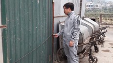 Anh Đức đứng cạnh nơi đã chôn vùi bố mẹ và vợ mình 