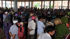 Hàng trăm người dân đến dự khán phiên toà.