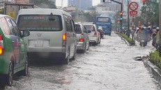 Triều cường gây ngập 0,3-0,4 m trước tòa nhà The Manor trên đường Nguyễn Hữu Cảnh 
