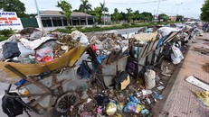 Nhiều đường phố của thị xã Sơn Tây đang ngập trong rác thải. 