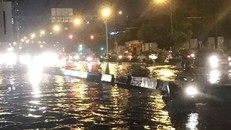 Có trạm bơm khổng lồ, đường Nguyễn Hữu Cảnh vẫn ngập