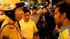 Ông Đoàn Ngọc Hải tặng tiền và xin lỗi hai du khách Ấn Độ sau khi họ bị cướp giật túi xách ở quận 1. 