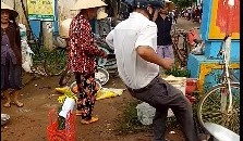 Ông Thịnh đá bay thau cá của người dân trong lúc đi xử lý lấn chiếm lòng lề đường.