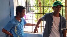 Hai đối tượng bị lực lượng CSGT bắt giữ khi cướp giật tài sản của người bán vé số