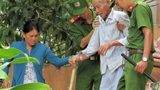 Ông Thà rời phòng xử án với sự giúp đỡ của con dâu và hai cảnh sát tư pháp.