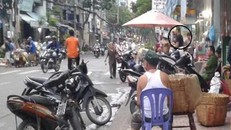 Từ chiều 15-10, công an đến giữ trật tự tại căn nhà tranh chấp. 