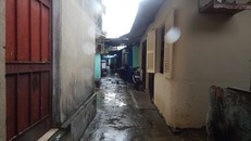 Con hẻm nhỏ nhếch nhác vừa là đường đi, vỉa hè và nơi để xe của hơn 600 hộ dân