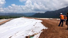 Bãi xỉ Nhiệt điện Vĩnh Tân hình thành góp phần làm ngập úng khu vực xung quanh. 