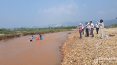 Đoàn lấy mẫu nước ở nguồn nước thô ở Quỳ Hợp