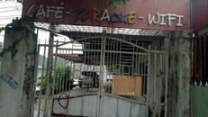 Nhìn từ bên ngoài quán khá sập sệ