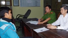 Đối tượng Nguyễn Văn Thực (bìa trái) tại cơ quan cảnh sát điều tra