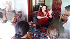 Cơ quan chức năng bắt quả tang bà Hoàng chữa bệnh di đoan.