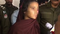 Aasia Bibi trả lời báo giới. 