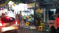 30 thanh niên hỗn chiến với bảo vệ quán bar, súng nổ khiến 2 người bị thương