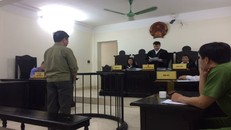 Bị cáo trước vành móng ngựa trong phiên xử phúc thẩm.