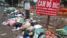 Bao rác nằm ngổn ngang, chất thành đống trên lề đường.