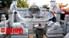 Ngôi mộ bị Trí đào bới, trộm tro cốt.