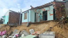 Hàng chục ngôi nhà ở thôn Long Thủy bị triều cường đánh sập