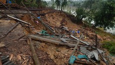 Xưởng cưa của người dân bị cuốn xuống sông Hương. ảnh H.Đội