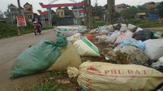 Rác thải chất đống tại trục chính dẫn vào xã Đông Phương Yên